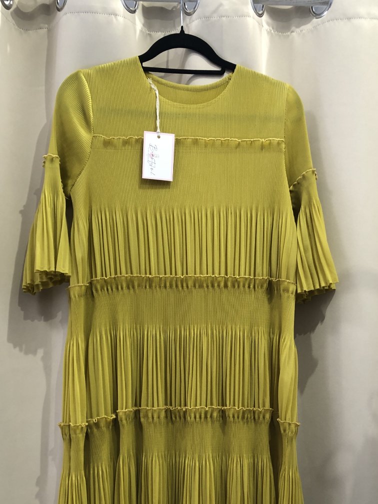 Vestido verde pistacho plisado. Talla unica. Precio 60E