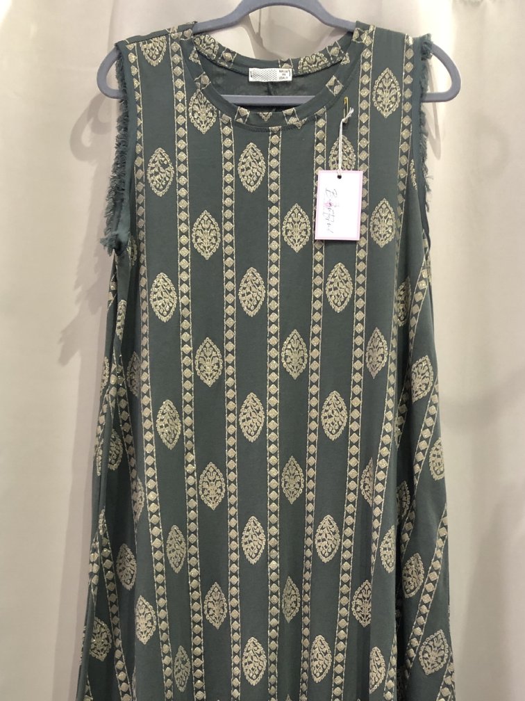 Vestido verde sisa con estampado dorado. Muy comodo. Talla unica. Precio 50E